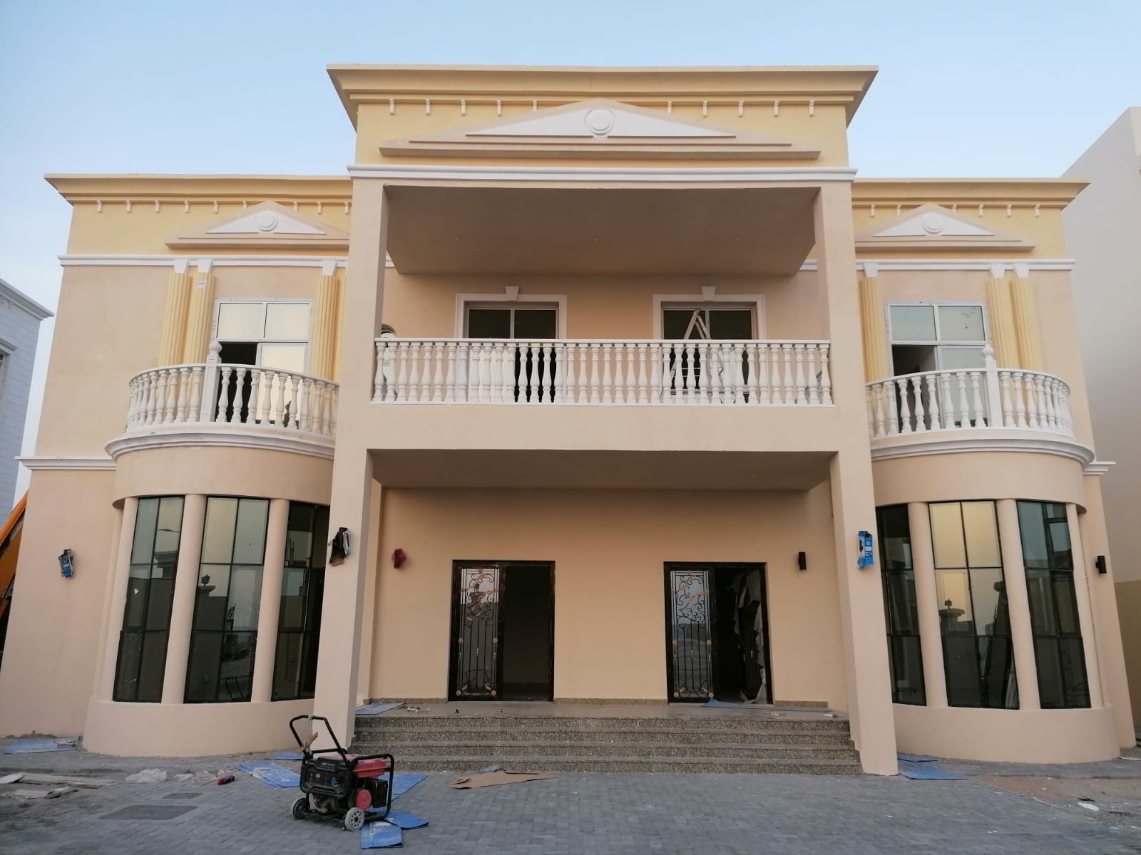 واجهة مبنى بعد إضافة العناصر المعمارية الديكورية