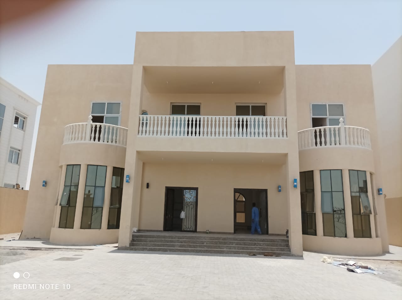 المشروع الأول قبل إضافة الزخارف المعمارية